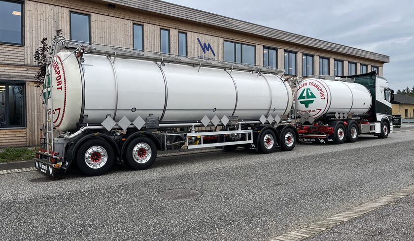 Grønaasen Transport AS - overflytning af tank til nyt chassis på forvognen og spritny 30.000 liter kemitank-anhænger